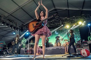 Kacey Musgraves feet photo thumbnail
