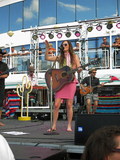 Kacey Musgraves feet photo thumbnail