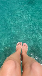 Kacey Musgraves feet photo thumbnail