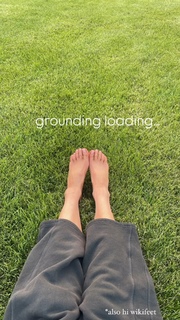 Kacey Musgraves feet photo thumbnail