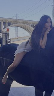 Kacey Musgraves feet photo thumbnail