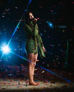 Kacey Musgraves feet photo thumbnail
