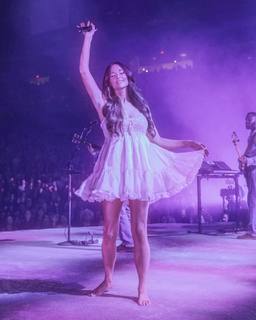 Kacey Musgraves feet photo thumbnail