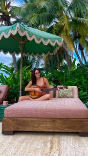 Kacey Musgraves feet photo thumbnail