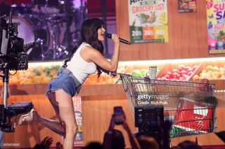 Kacey Musgraves feet photo 9