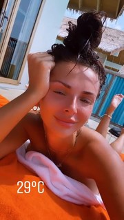 Kady McDermott feet photo thumbnail