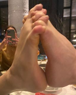 Kaia Gerber feet photo thumbnail