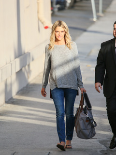 Kaitlin Olson feet photo thumbnail