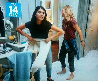 Kaitlin Olson feet photo thumbnail