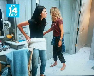 Kaitlin Olson feet photo thumbnail
