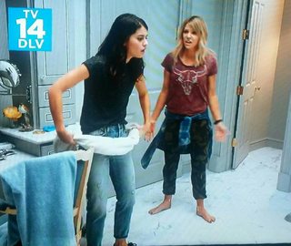 Kaitlin Olson feet photo thumbnail