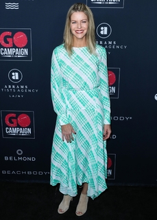 Kaitlin Olson feet photo thumbnail