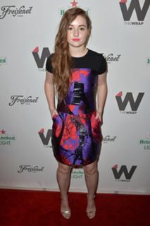 Kaitlyn Dever feet photo thumbnail