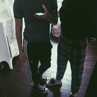 Kaitlyn Dever feet photo thumbnail