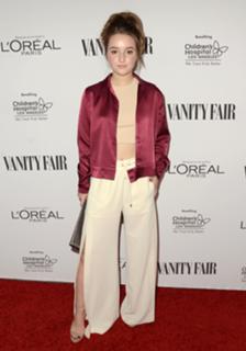 Kaitlyn Dever feet photo thumbnail
