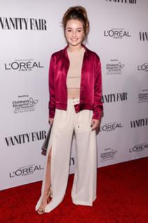 Kaitlyn Dever feet photo thumbnail