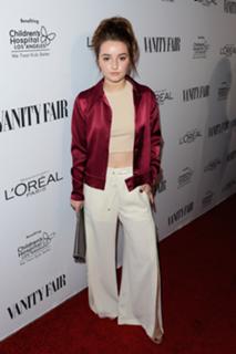 Kaitlyn Dever feet photo thumbnail