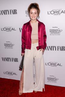 Kaitlyn Dever feet photo thumbnail