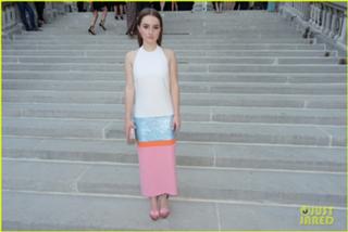 Kaitlyn Dever feet photo thumbnail