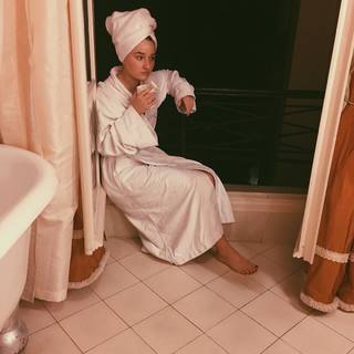 Kaitlyn Dever feet photo thumbnail