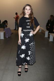 Kaitlyn Dever feet photo thumbnail