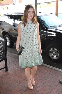 Kaitlyn Dever feet photo thumbnail