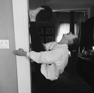 Kaitlyn Dever feet photo thumbnail