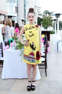 Kaitlyn Dever feet photo thumbnail