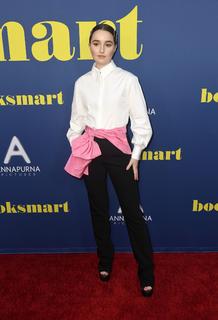 Kaitlyn Dever feet photo thumbnail