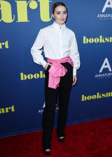 Kaitlyn Dever feet photo thumbnail