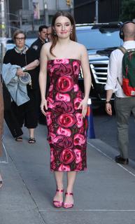 Kaitlyn Dever feet photo thumbnail