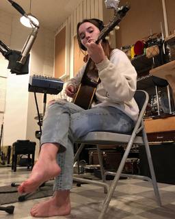 Kaitlyn Dever feet photo thumbnail
