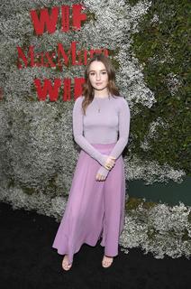 Kaitlyn Dever feet photo thumbnail