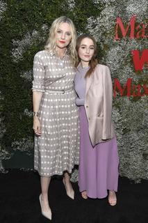 Kaitlyn Dever feet photo thumbnail