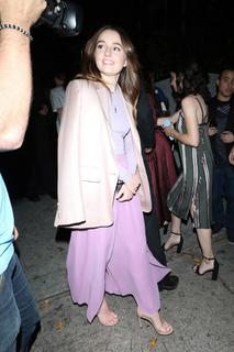 Kaitlyn Dever feet photo thumbnail