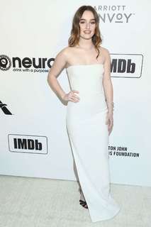 Kaitlyn Dever feet photo thumbnail