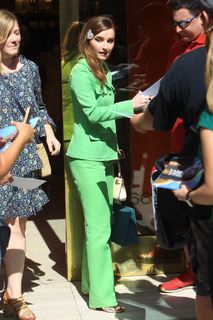 Kaitlyn Dever feet photo thumbnail