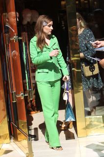 Kaitlyn Dever feet photo thumbnail