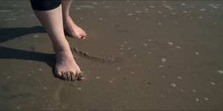 Kaitlyn Dever feet photo thumbnail