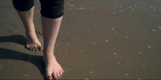 Kaitlyn Dever feet photo thumbnail