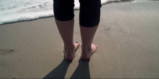 Kaitlyn Dever feet photo thumbnail
