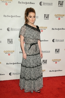 Kaitlyn Dever feet photo thumbnail