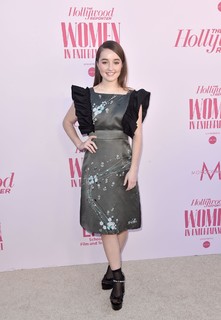 Kaitlyn Dever feet photo thumbnail