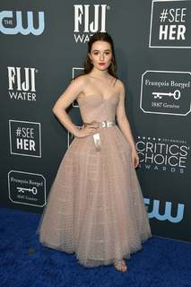 Kaitlyn Dever feet photo thumbnail
