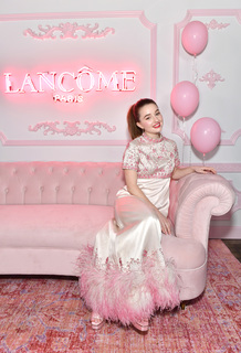 Kaitlyn Dever feet photo thumbnail
