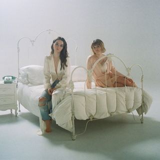 Kaitlyn Dever feet photo thumbnail