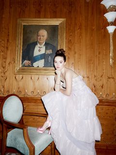 Kaitlyn Dever feet photo thumbnail