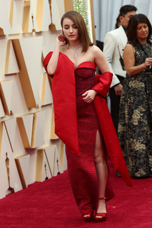 Kaitlyn Dever feet photo thumbnail