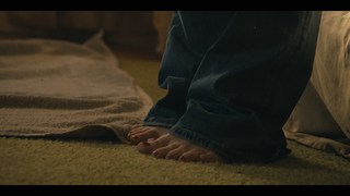 Kaitlyn Dever feet photo thumbnail