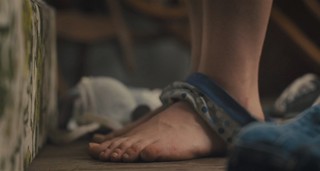 Kaitlyn Dever feet photo thumbnail